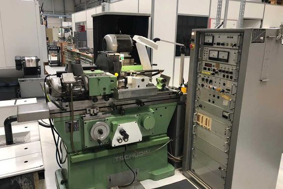 Tschudin HTG CNC Rundschleifmaschine - Außenrundschleifen mit Industrieroboter